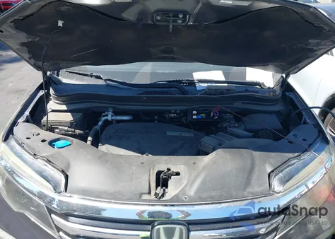 2018 Honda Pilot Touring z USA, uszkodzony, nr VIN 5FNYF5H98JB027001